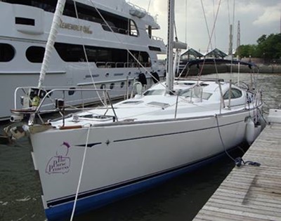 Yacht 10 -bow dockside